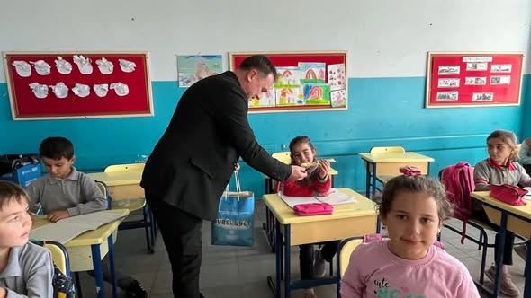 Dursunbey'de Öğrencilere Ağız ve Diş Sağlığı Haftası'nda Diş Fırçası Hediyesi