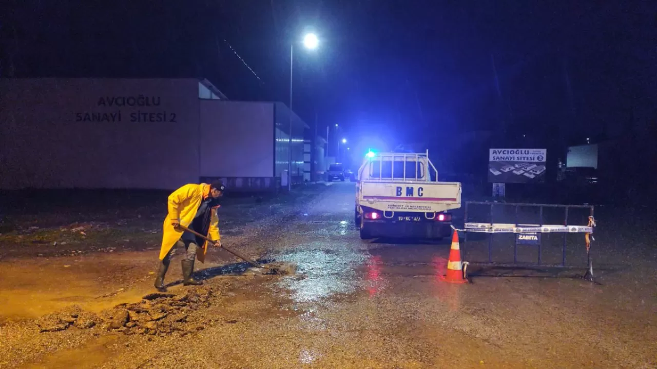 Edremit'te Sağanak Yağış Sonrası Belediye Ekipleri Saha Kontrolünde