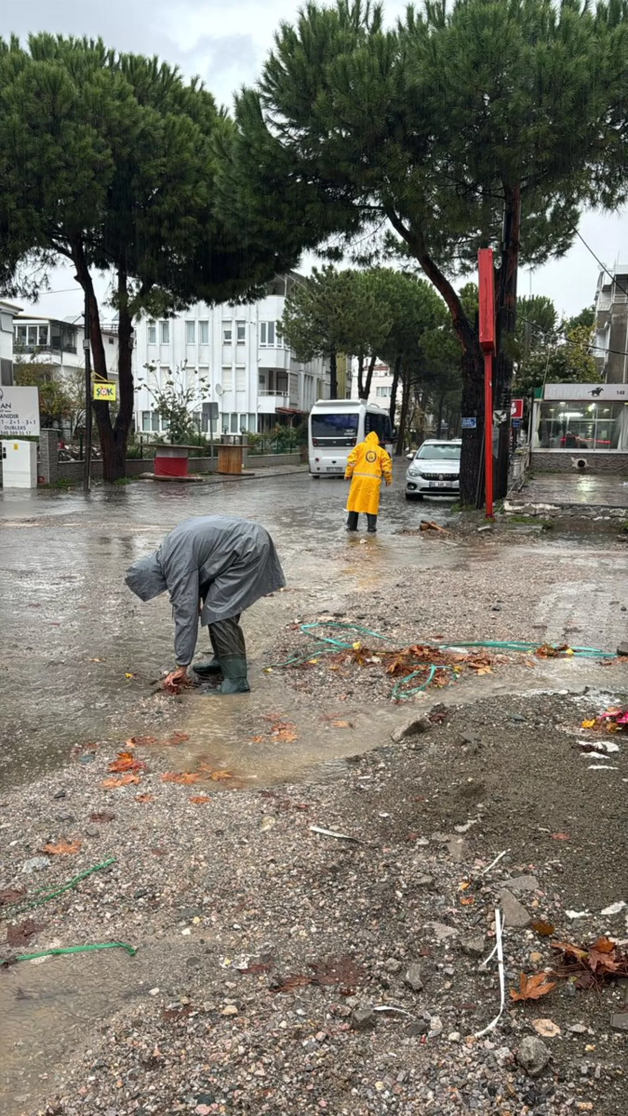 Edremit Belediyesi Ekipleri, Yoğun Yağışta Vatandaşın Güvenliği İçin Sahada