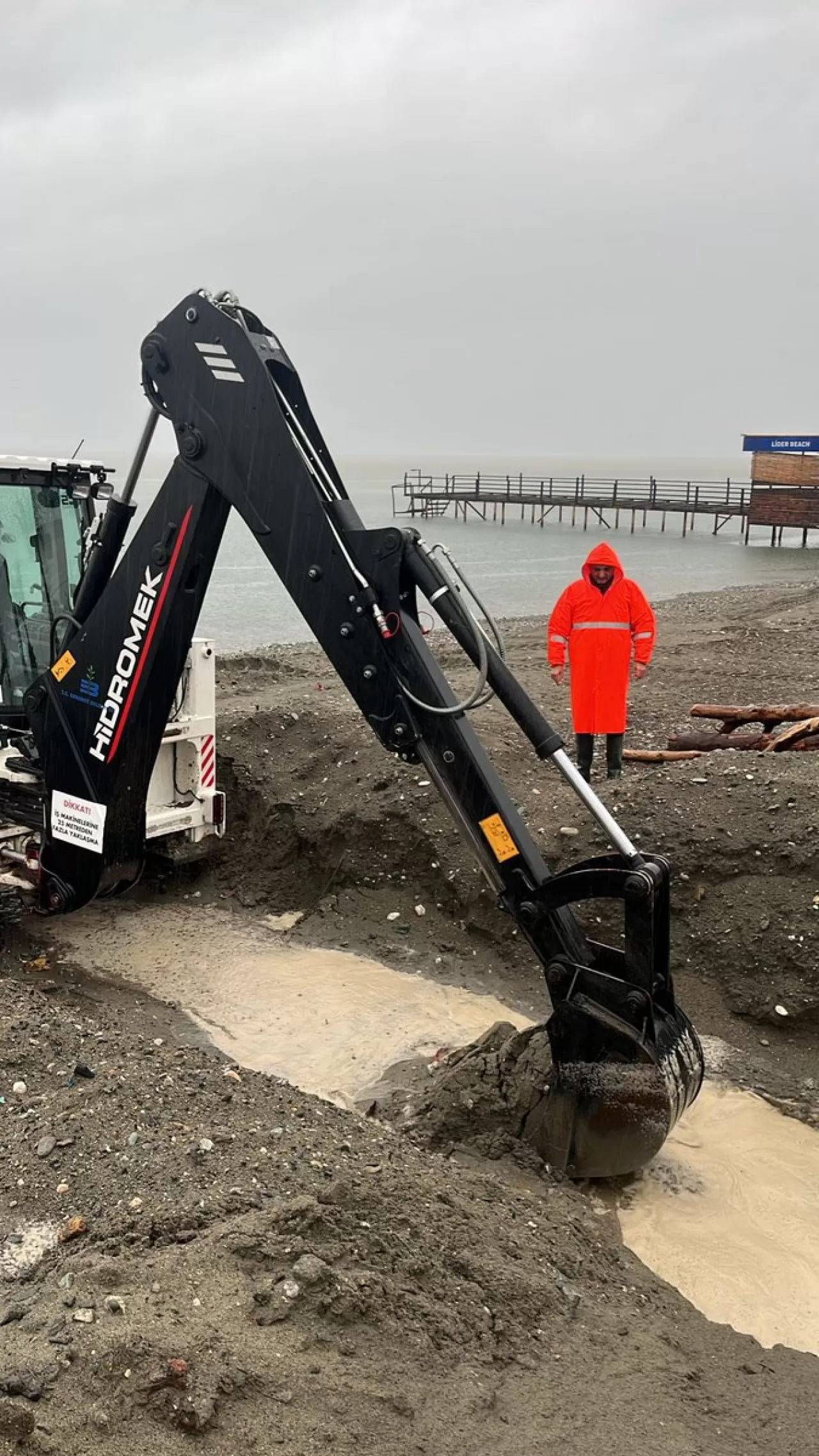 Edremit'te Şiddetli Yağış Sonrası Belediye Ekipleri Saha da