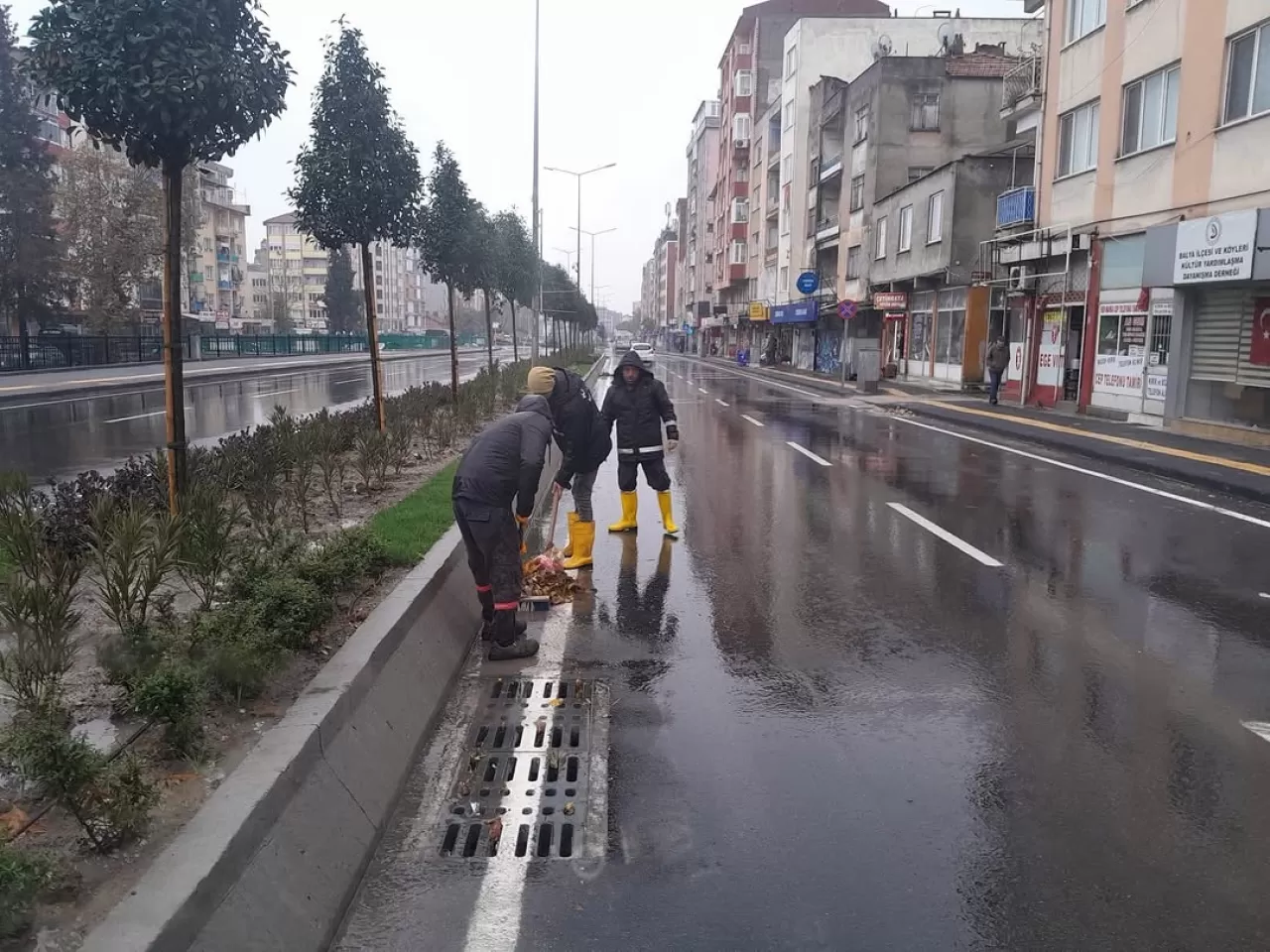 Balıkesir'de Kuvvetli Yağış Sonrası Belediye Ekipleri Seferber Oldu