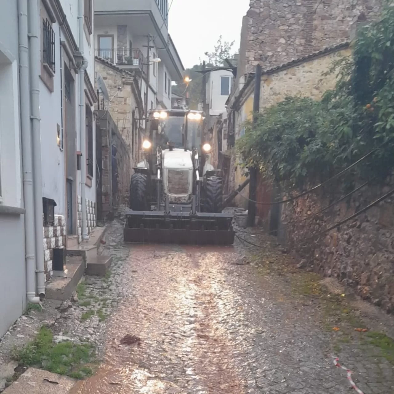 Ayvalık'ta Etkili Yağış Sonrası Belediye Ekipleri Sahada