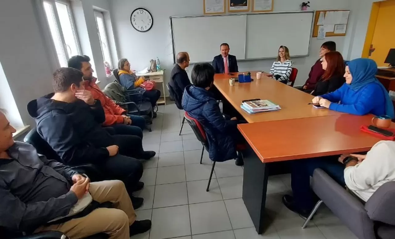 İvrindi'de Öğrenciler Şiir Ezberleyerek Kendilerini İfade Ediyor