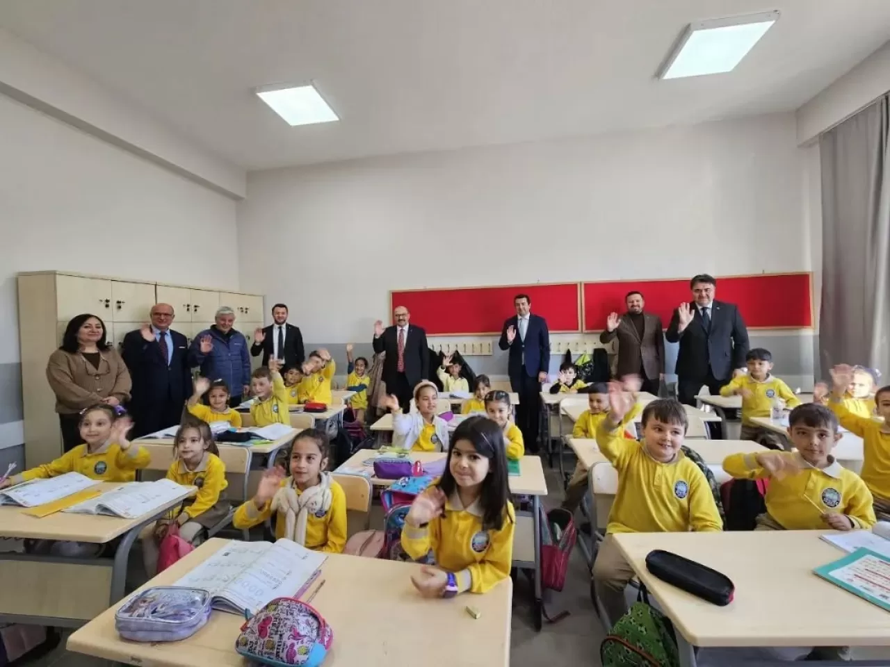 Balıkesir Valisi Ustaoğlu, Havran'daki Yeni Aliçetinkaya İlkokulu'nu Ziyaret Etti