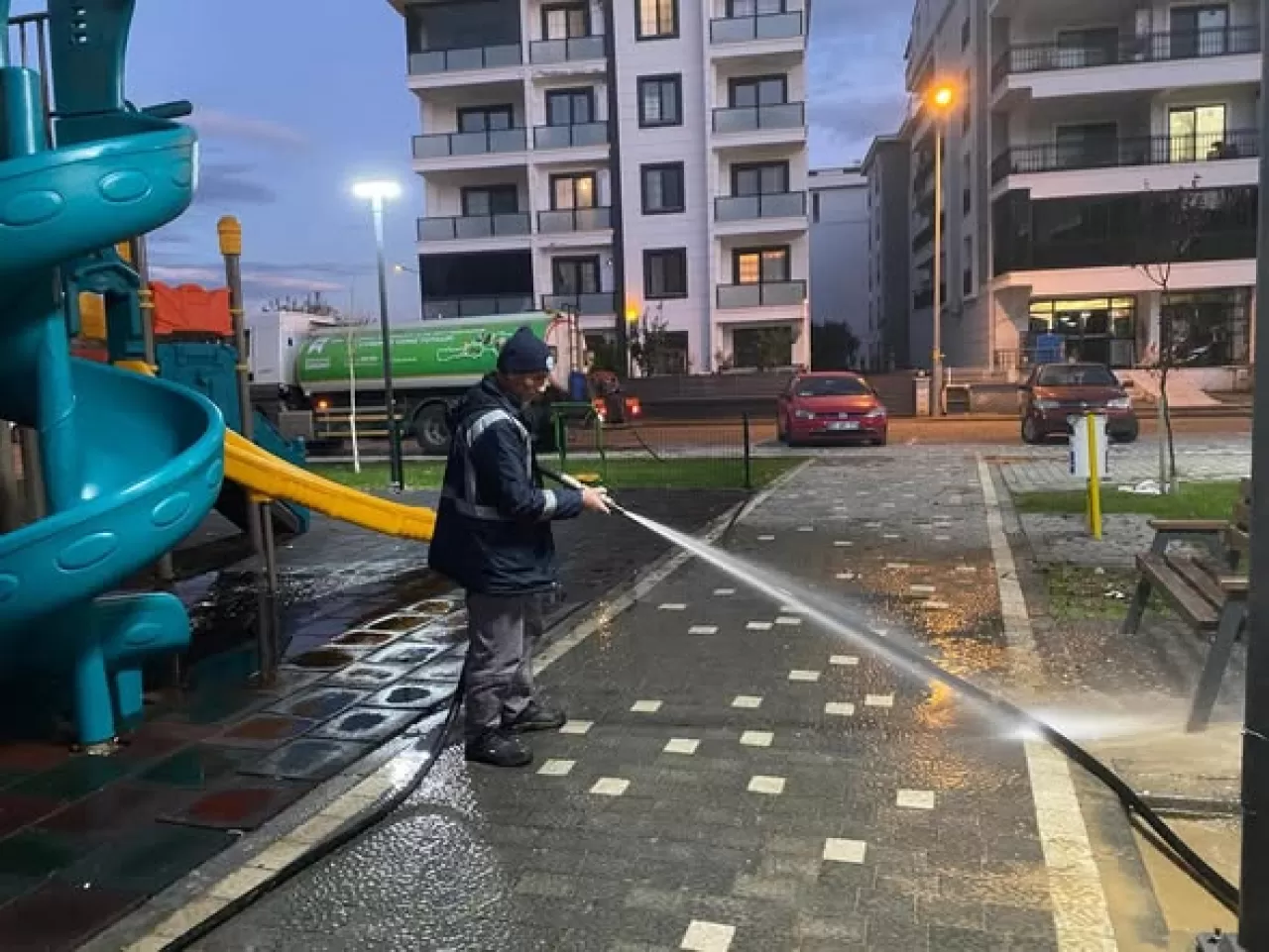 Edremit Belediyesi, Parkları Akşam Saatlerinde Titizlikle Temizliyor