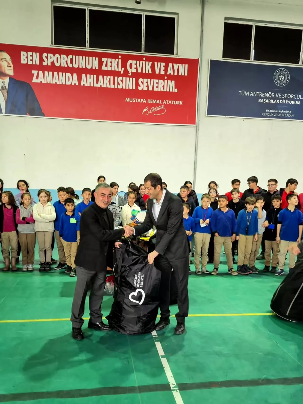 Manyas Gençlik Merkezi'ne Spor Malzemesi Desteği