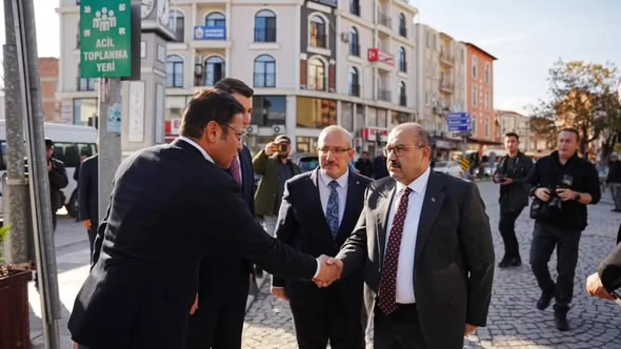 Sındırgı'da Gezen Sinema Tırı ve Prefabrik Çarşı Çalışmaları Vali Ustaoğlu ve Kaymakam Koyuncu'nun Ziyaretiyle İncelendi