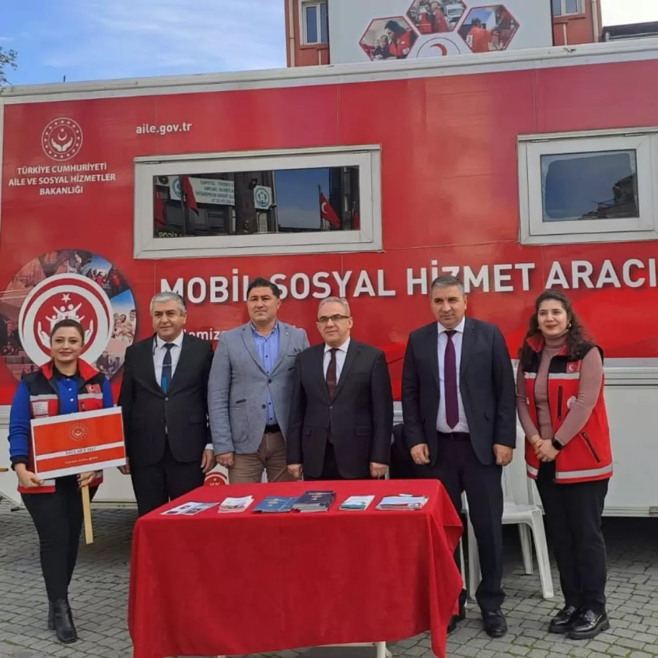 Edremit'te Mobil Sosyal Hizmet Aracı Vatandaşlarla Buluşuyor