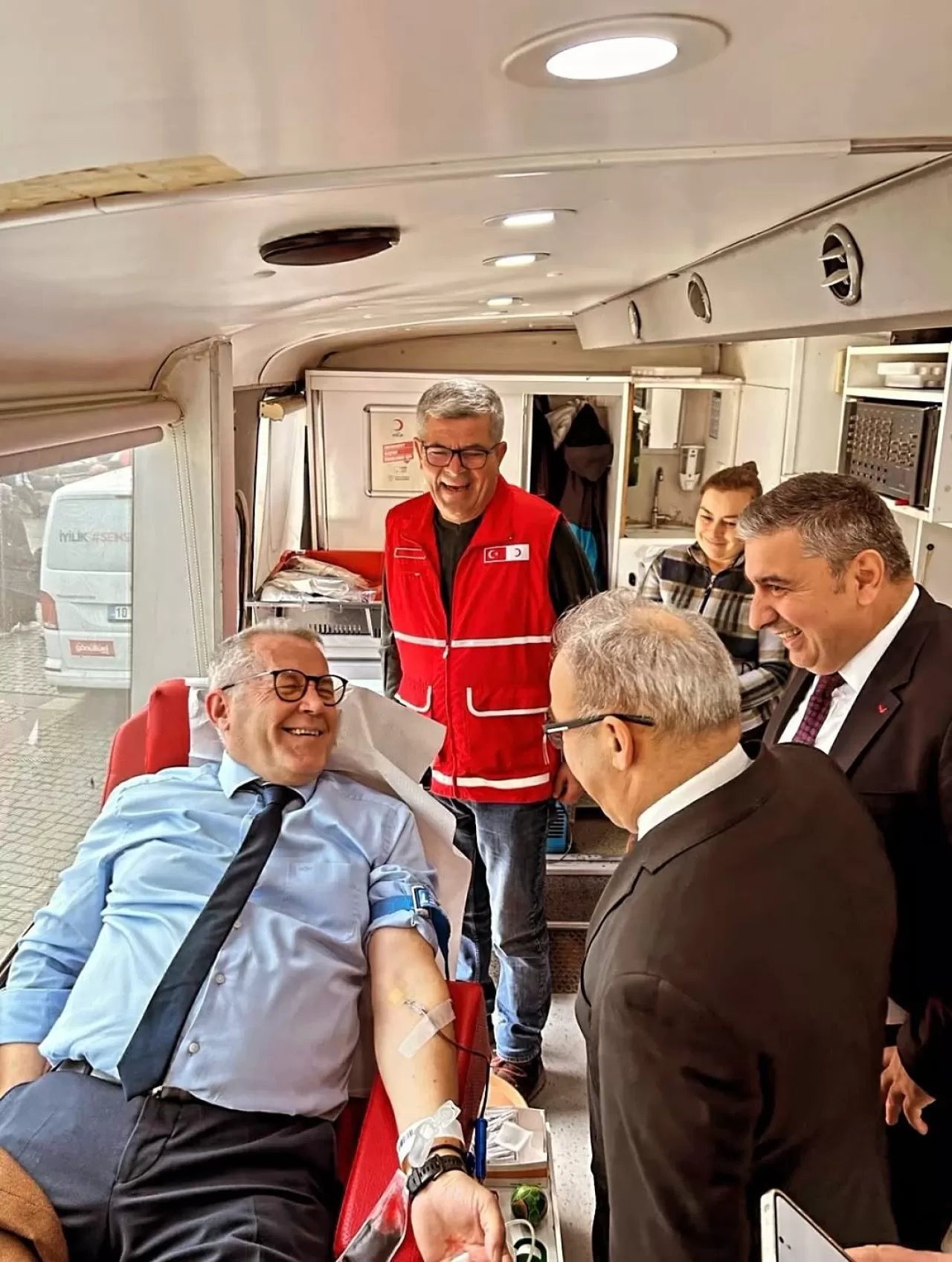 Edremit'te Eğitim Yöneticilerinden Örnek Davranış: Kan Bağışı Kampanyasına Destek