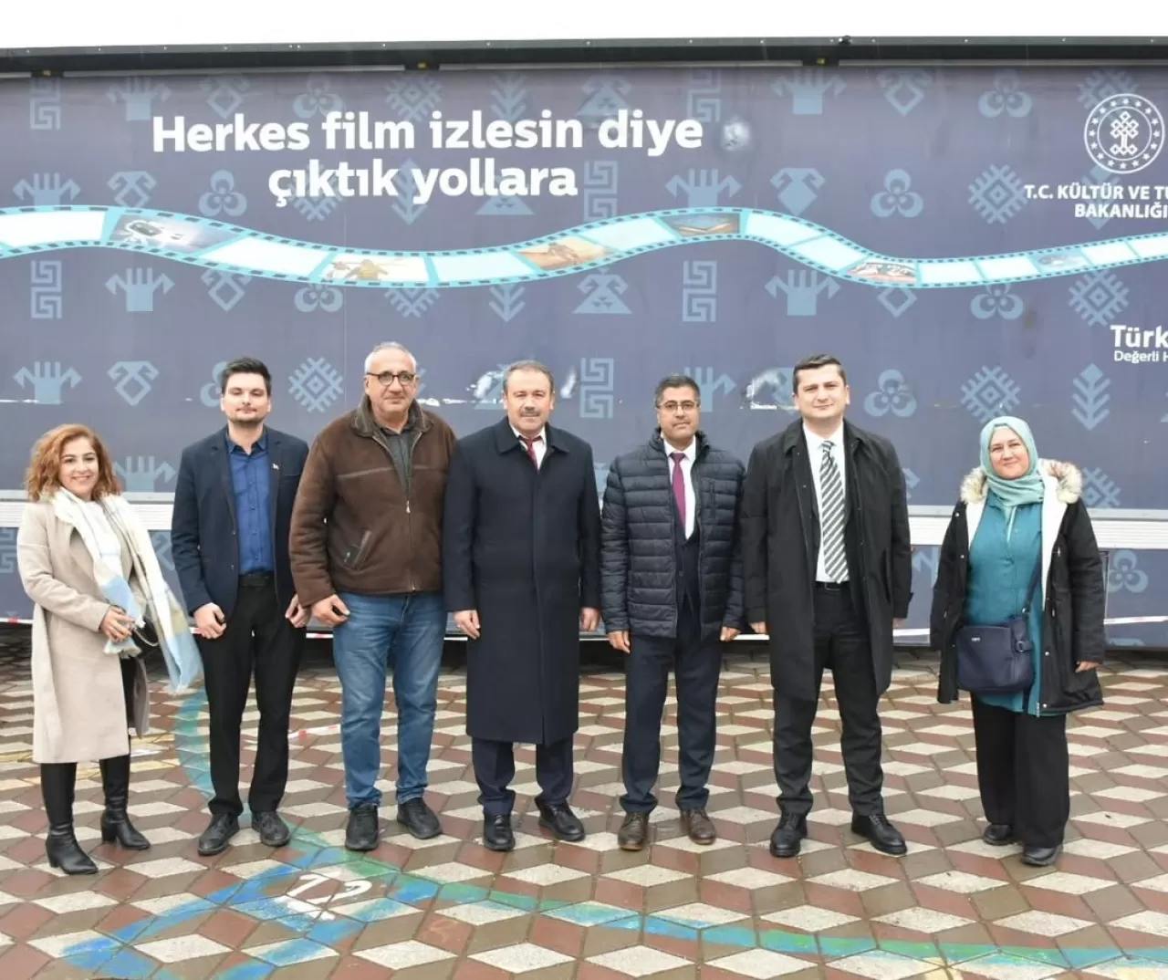 İvrindi'de Öğrenciler Gezici Sinema Tırı ile Buluştu