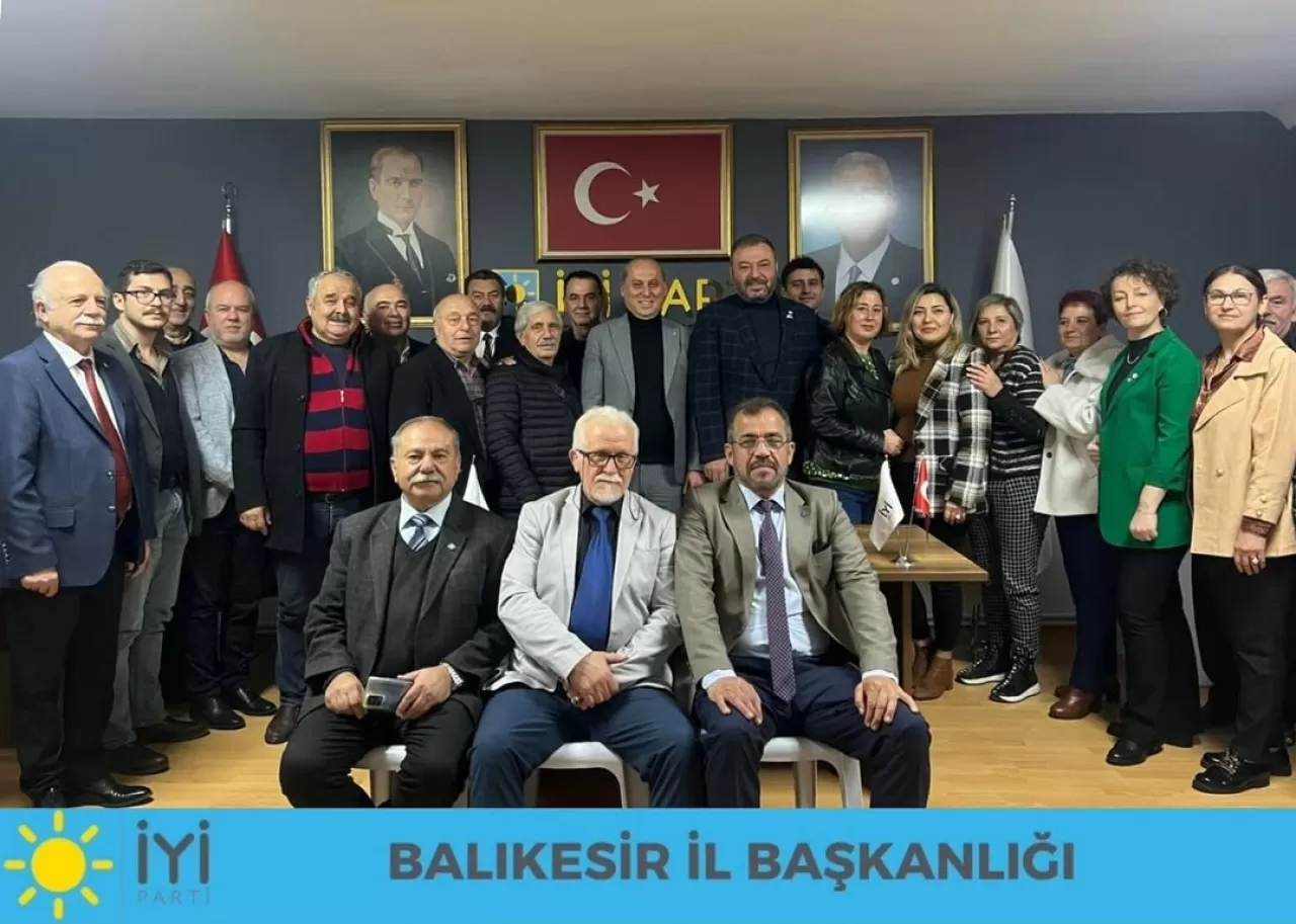 İYİ PARTİ Altıeylül İlçe Başkanı Şeref Tekbaş, İl Başkanı Hasan Fehmi Yörük'ü Ziyaret Etti