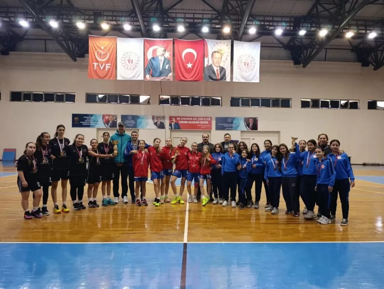 Balıkesir'de Yıldız Kızlar Basketbol Şampiyonu Necip Fazıl Kısakürek Ortaokulu