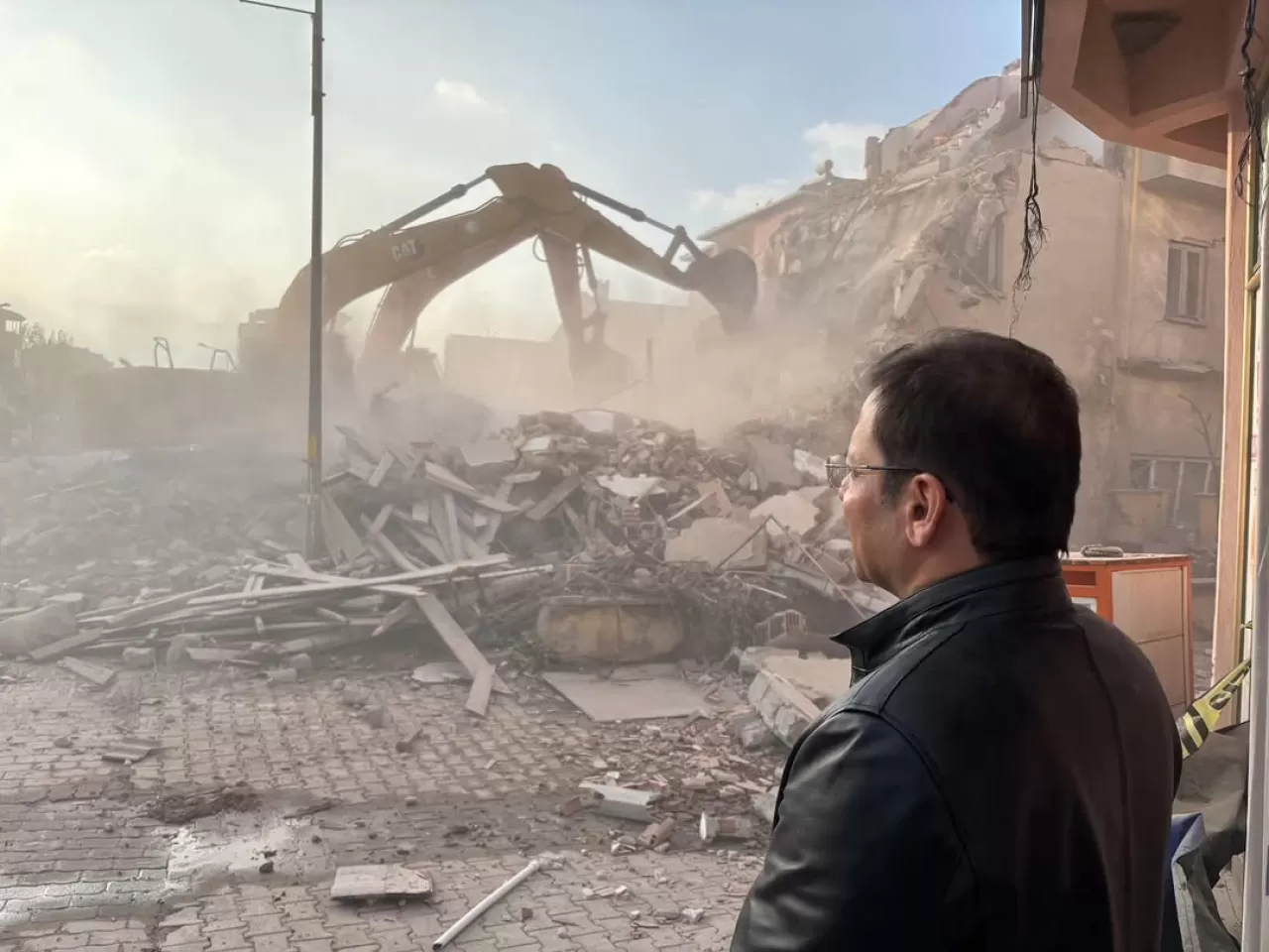 Sındırgı'da Ağır Hasar Gören Binaların Yıkım Süreci Yerinde İncelendi