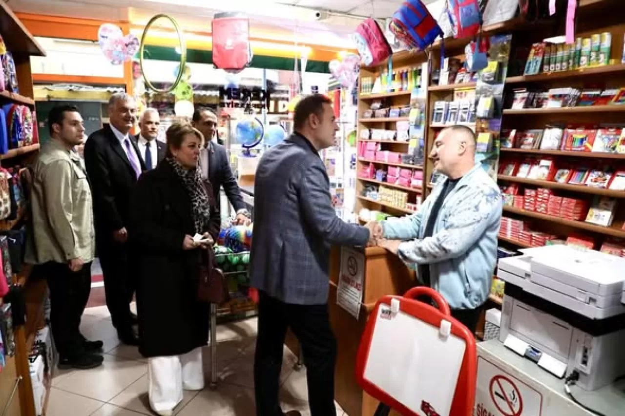 Balıkesir Büyükşehir Belediye Başkanı Ahmet Akın, Edremit Esnafını Ziyaret Etti