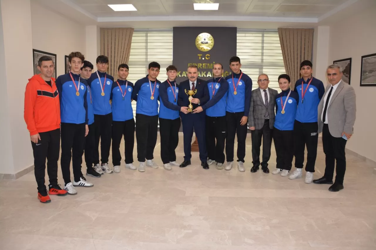 Edremit Anadolu Lisesi Voleybolda Şampiyonluğu Kaymakam Odabaş'a Anlattı