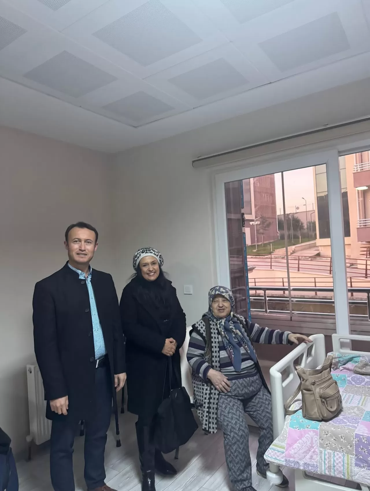 Karesi'de Kimsesiz Alzheimer Hastası Elif Teyze'ye Umut Olundu