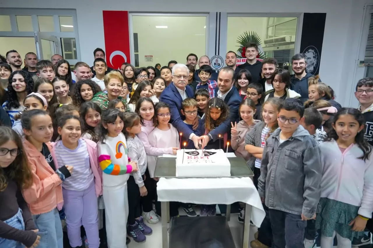 Burhaniye Belediyesi Kent Tiyatrosu 26. Yılını Kutladı