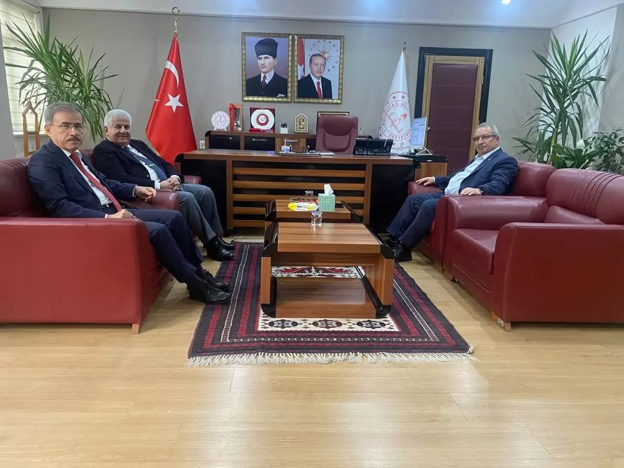 Vali Yardımcısı Yıldırım ve Yazı İşleri Müdürü Öztürk, İl Milli Eğitim Müdürü Kal'ı Ziyaret Etti