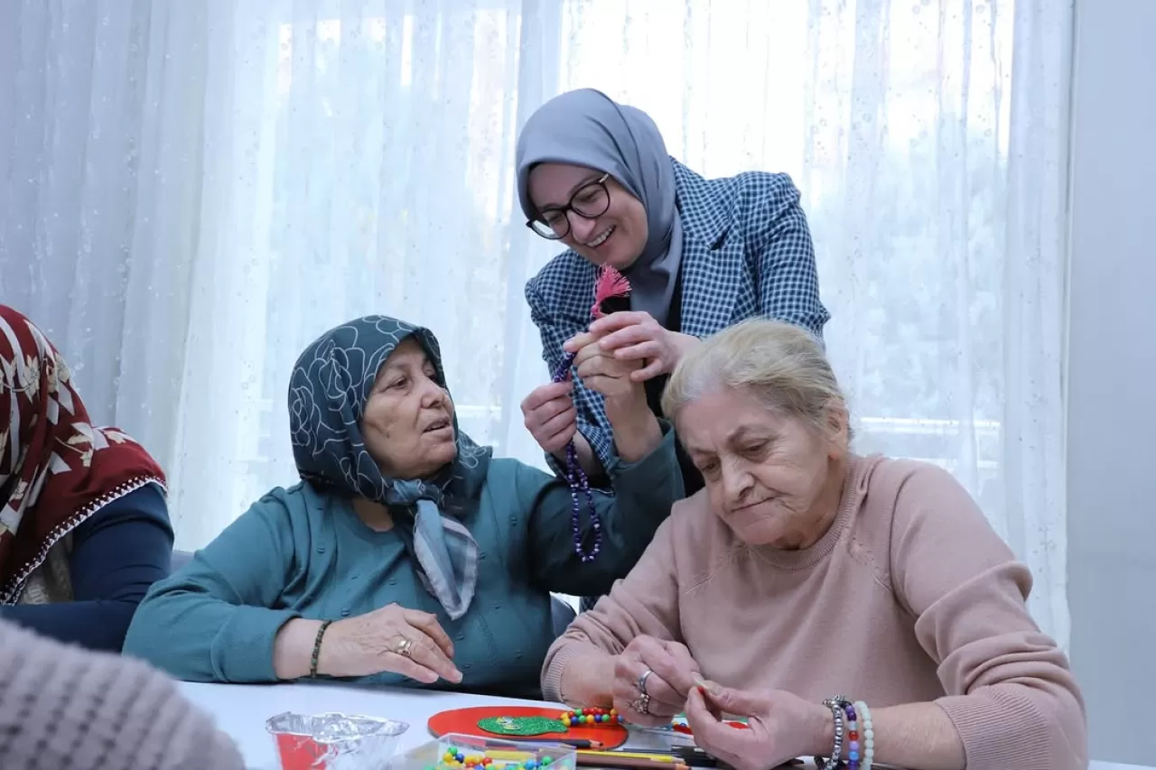 AK Partili Milletvekili Belgin Uygur, Karatay'daki Yaşlı Bakım Merkezi'ni Ziyaret Etti