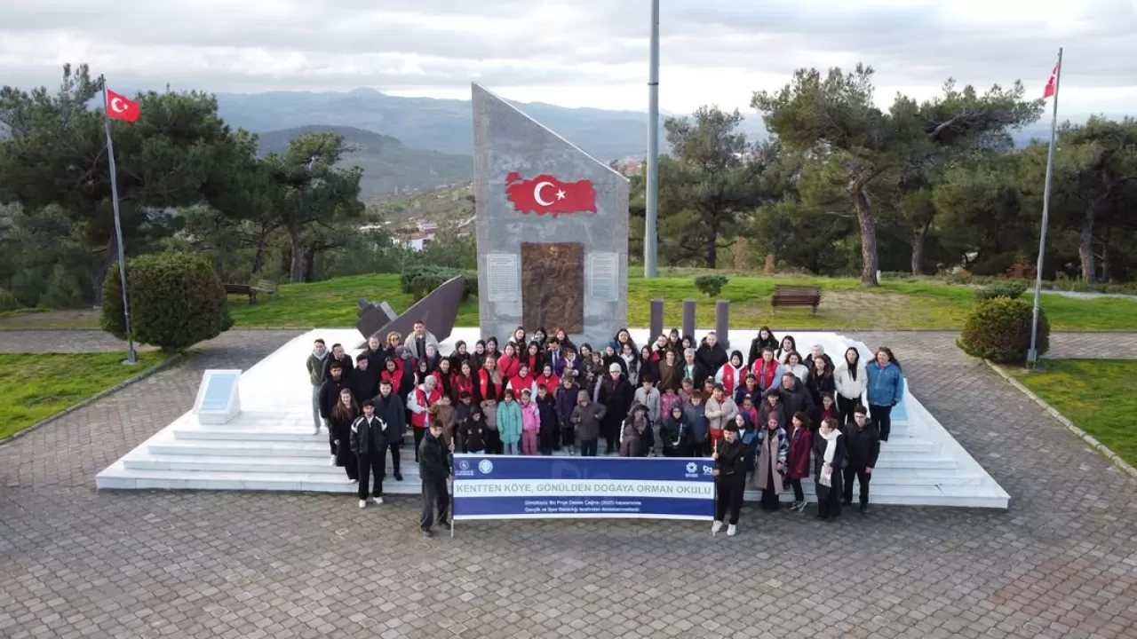 Havran'da Minik Eller Fidanları Toprakla Buluşturdu