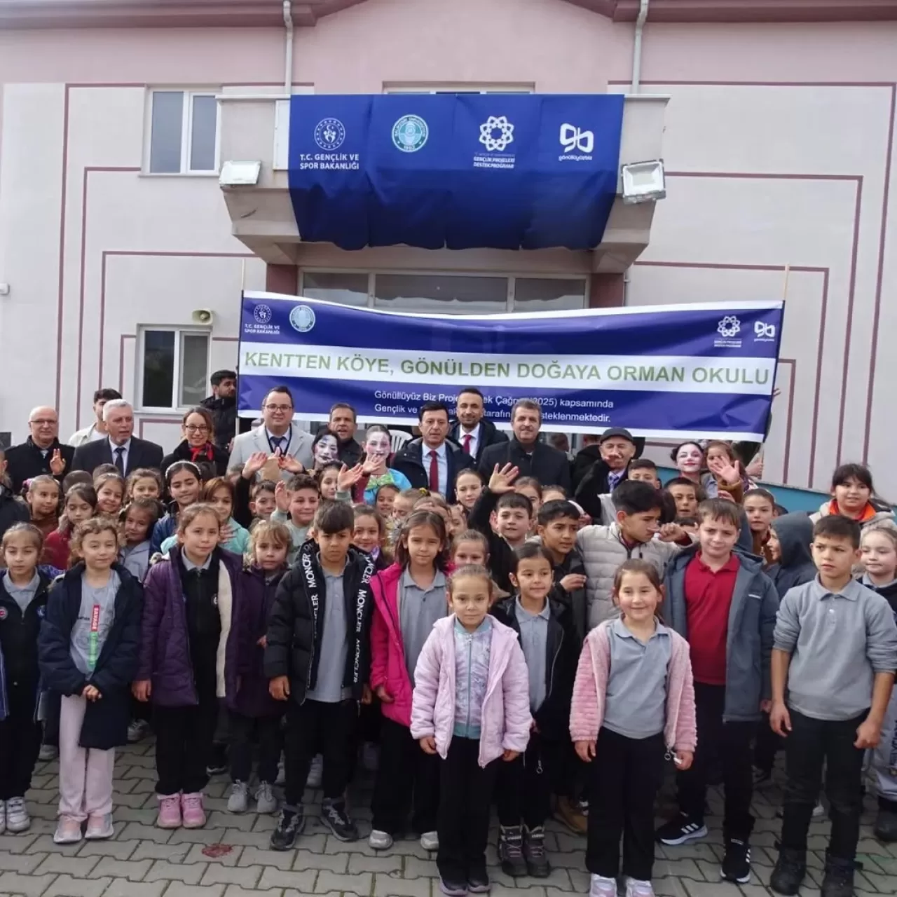 Havran'da Öğrenciler Doğa ve Su Tasarrufu Bilinci İçin Fidan Dikti