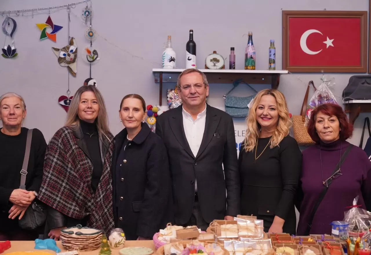 Ayvalık'ta Mahalleevleri Yılbaşı Pazarı Açıldı