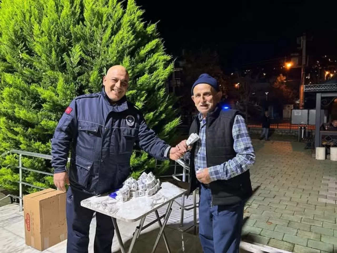 Edremit'te Regaip Kandili'nde Şeker İkramı