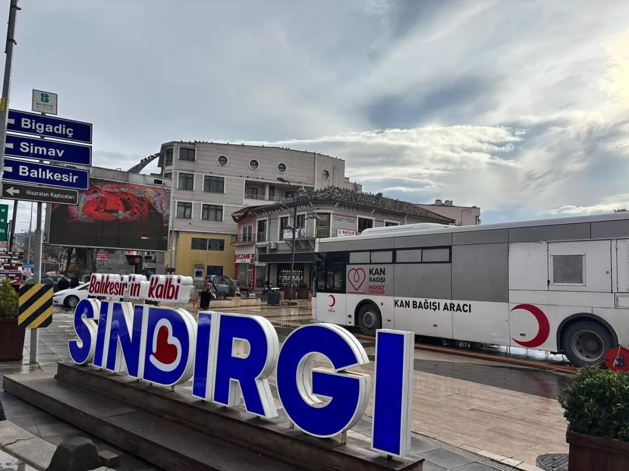 Kızılay Kan Bağış Otobüsü Sındırgı'da Vatandaşları Bekliyor