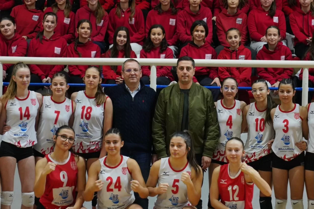 Ayvalık'ta Kadın Voleybol Takımları Dostluk ve Sporla Buluştu