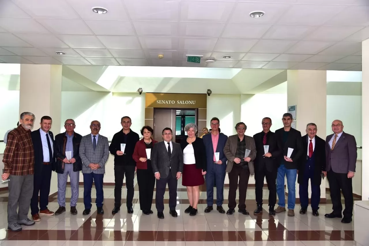 Balıkesir Üniversitesi'nden Emekli Personeline Vefa Plaketi