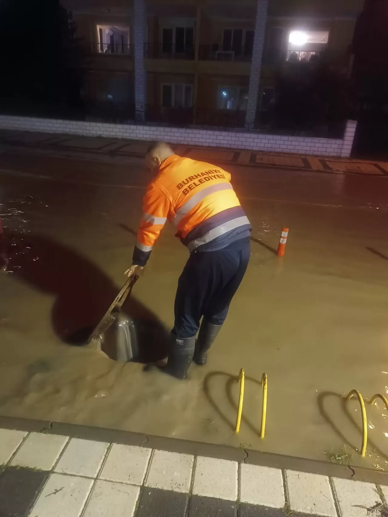 Burhaniye'de Ekipler Yoğun Yağış Sonrası Sahada