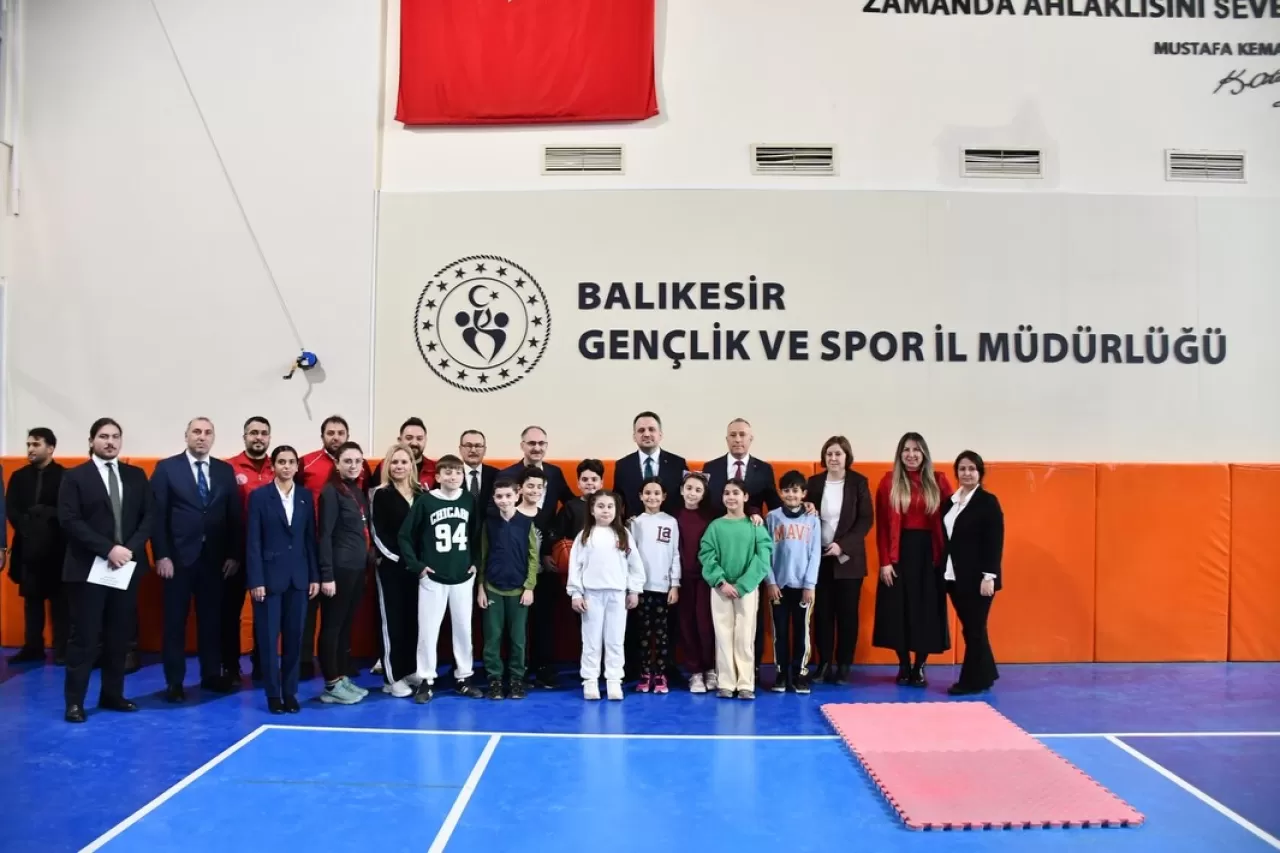 Bakan Yardımcısı Eminoğlu, BM 75. Yıl Gençlik Merkezi'nde Gençlerle Buluştu