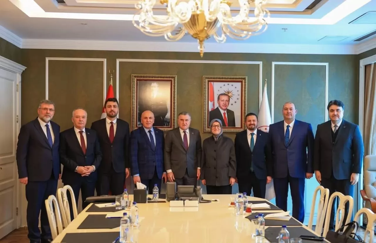 Balıkesir'de Gençlik ve Spor Yatırımları Görüşüldü