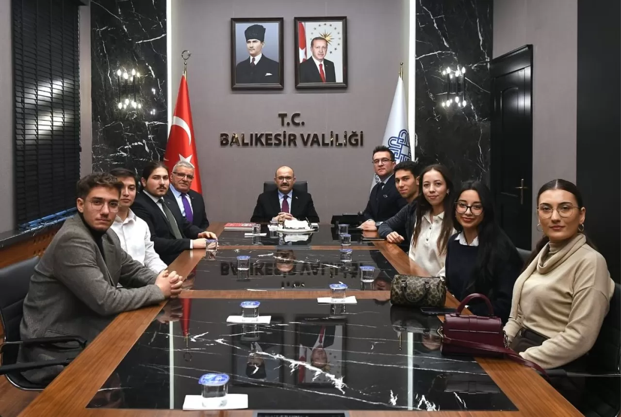 Ankara'daki Balıkesirli Öğrenciler Vali Ustaoğlu'nu Ziyaret Etti