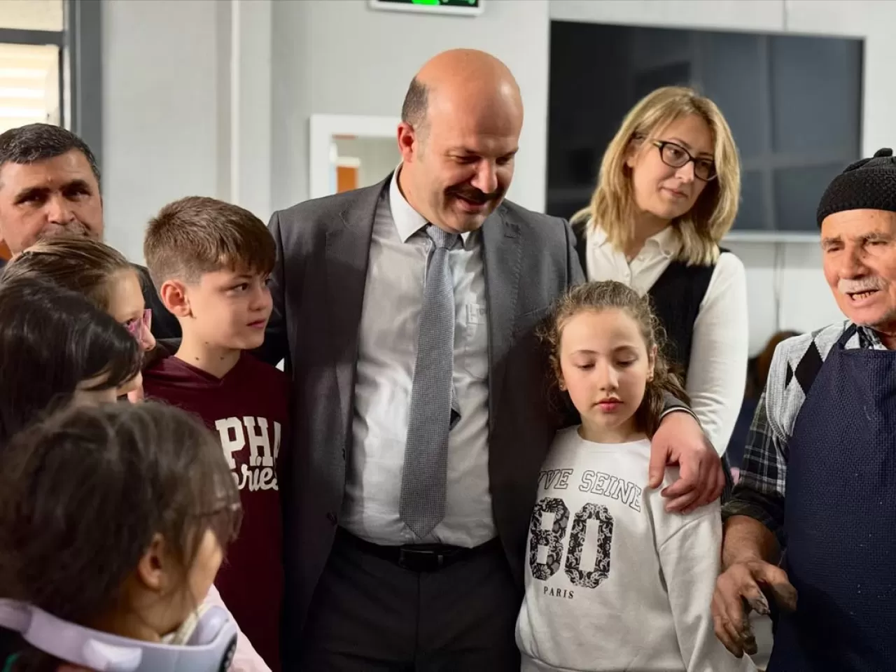 İvrindi Belediye Başkanı, Çocuklarla Geleneksel Çömlek Yapımında Çamura Şekil Verdi