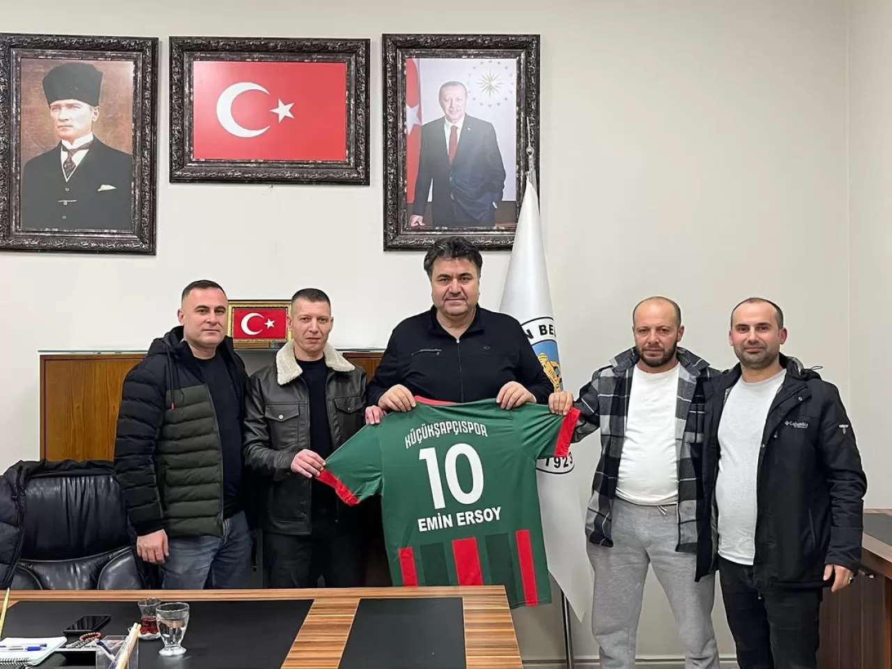 Küçükşapçıspor'dan Havran Belediye Başkanı'na Ziyaret ve Forma Takdimi