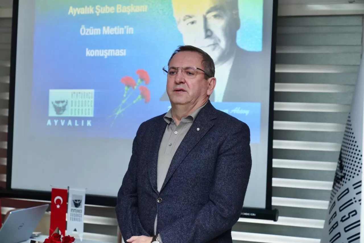 Ayvalık'ta Bir Salona Muammer Aksoy'un Adı Verildi