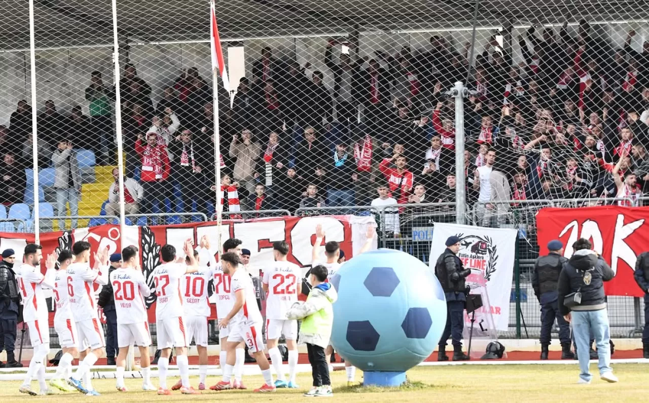 Balıkesirspor Taraftarlarına Teşekkür: Kütahya'da Destek Tribünden Yükseldi