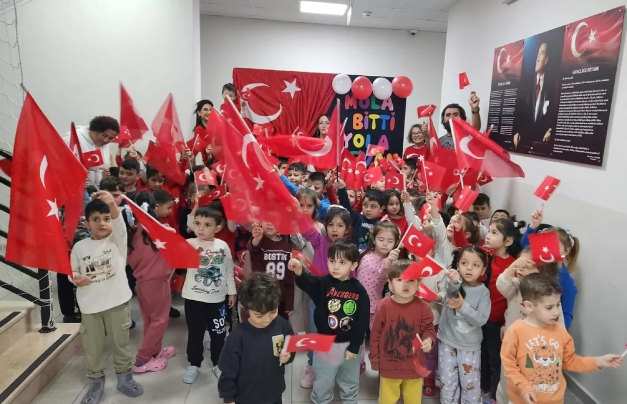 Burhaniye'de İkinci Dönem, Bayrak Sevgisi Temasıyla Başladı