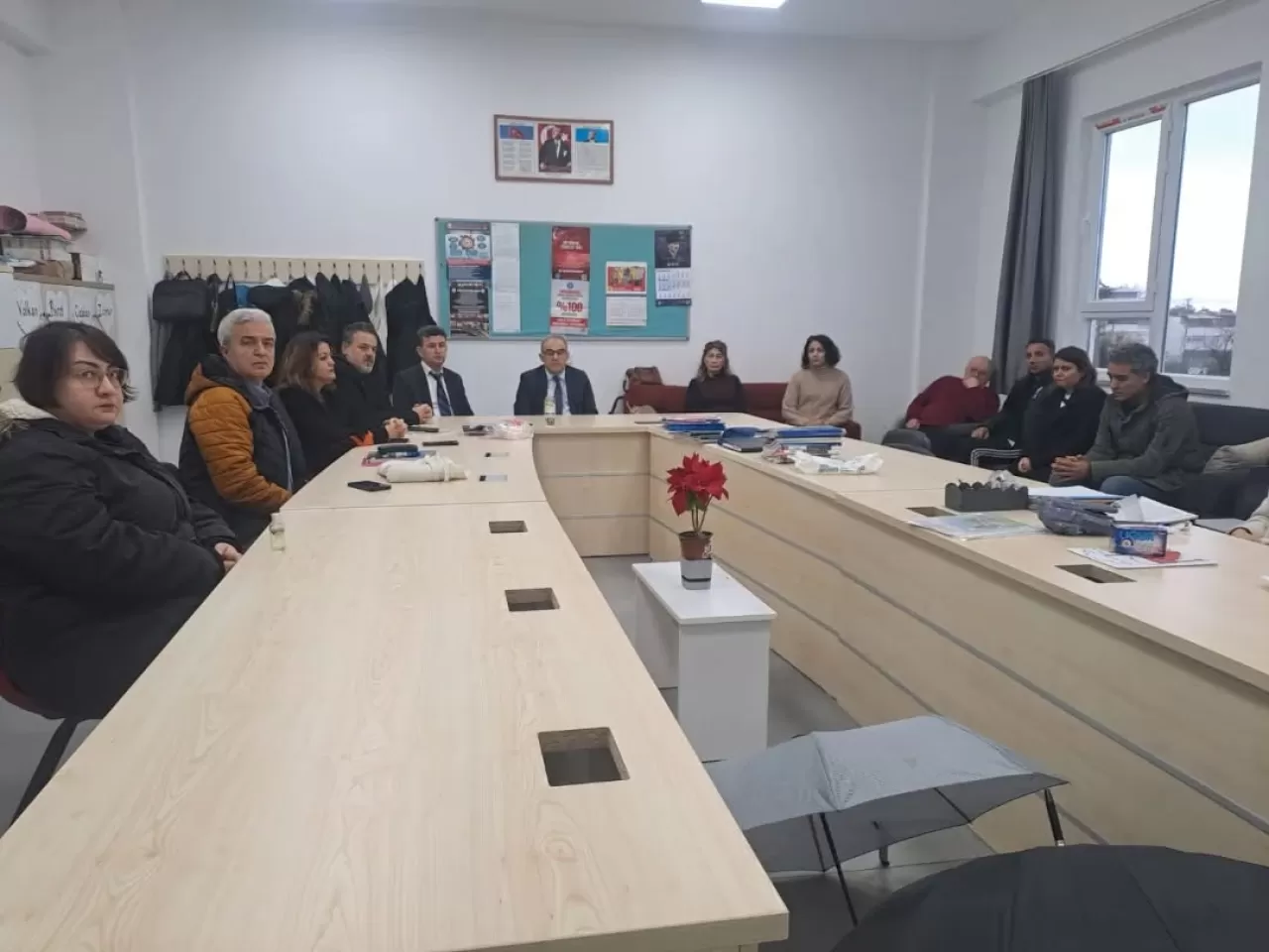 Edremit'te Okul Ziyareti: Eğitim Yöneticilerinden Öğrencilere Bayrak Coşkusu