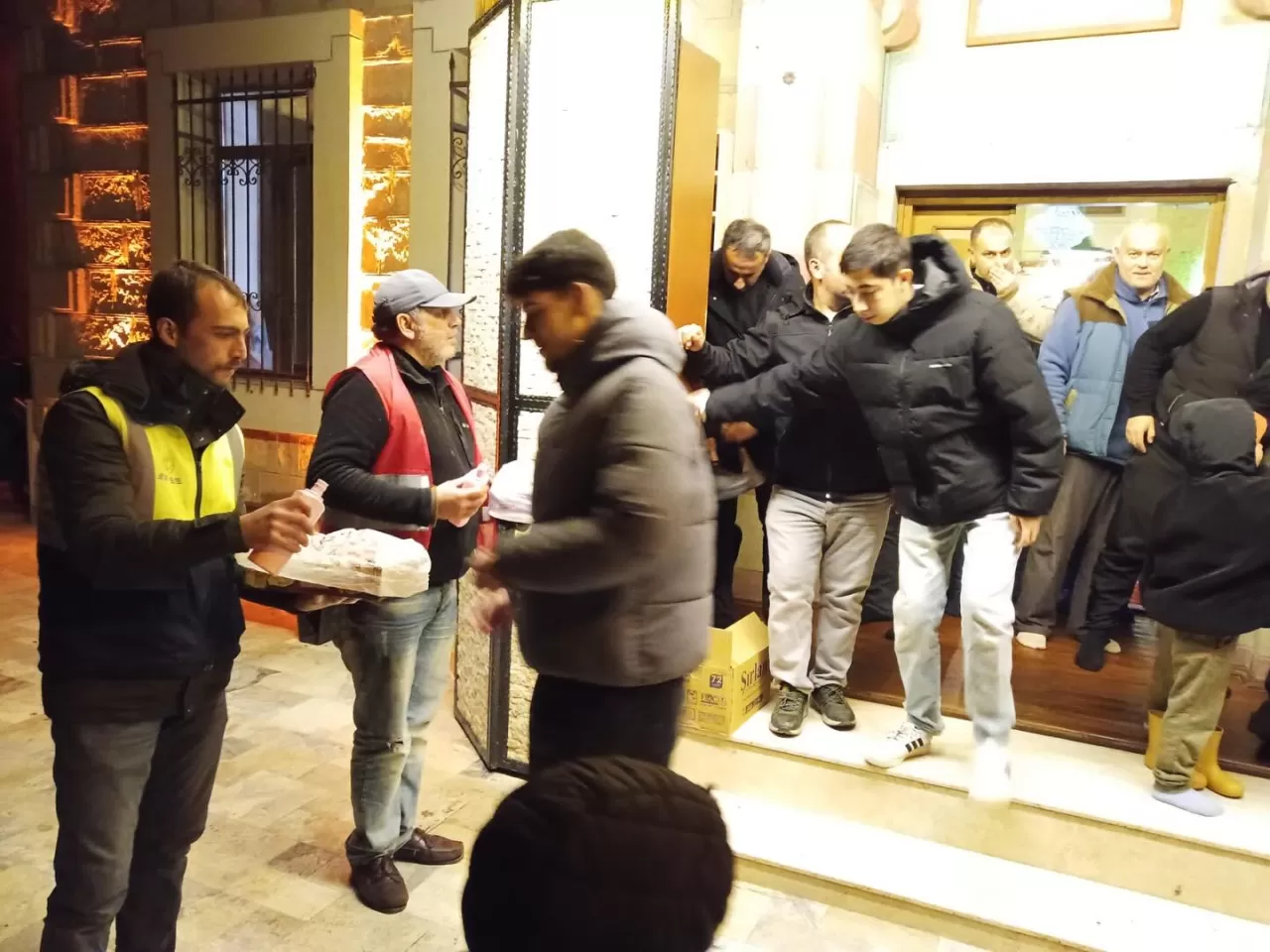 Küçükkuyu'da Berat Kandili'nde Gül Suyu ve Lokum İkramı