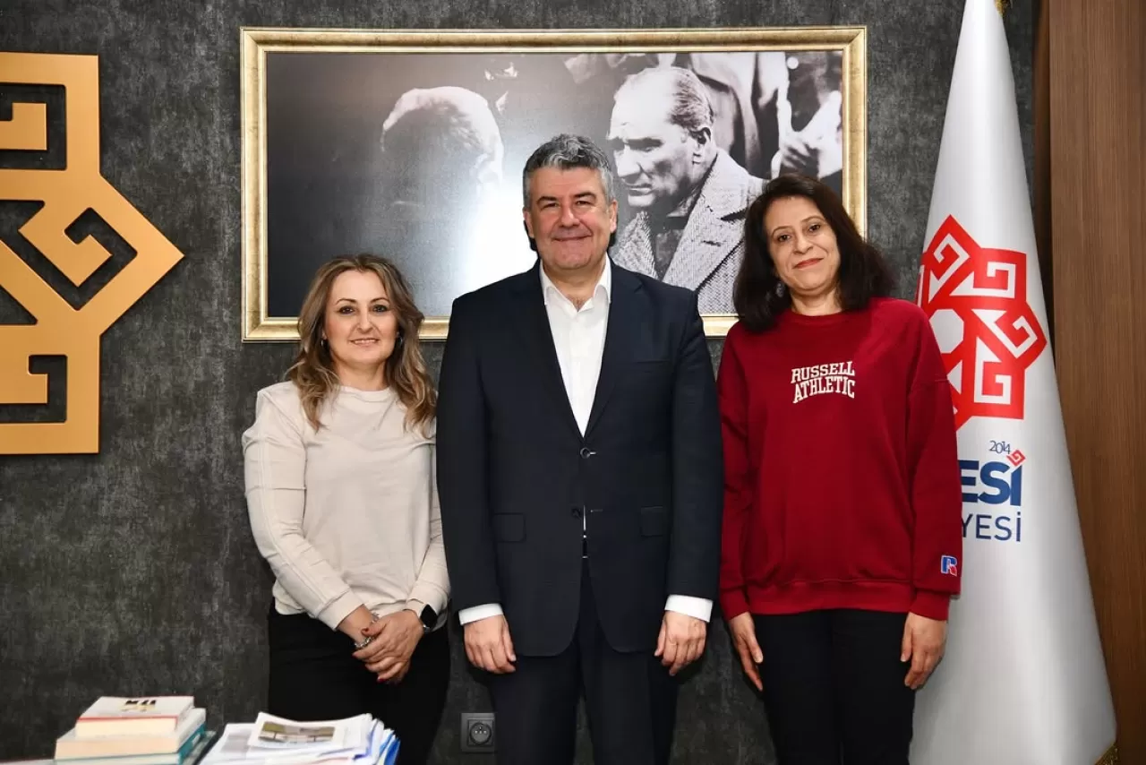 Karesi'de Kadın Boyacı Ekibi Belediyeyi Ziyaret Etti