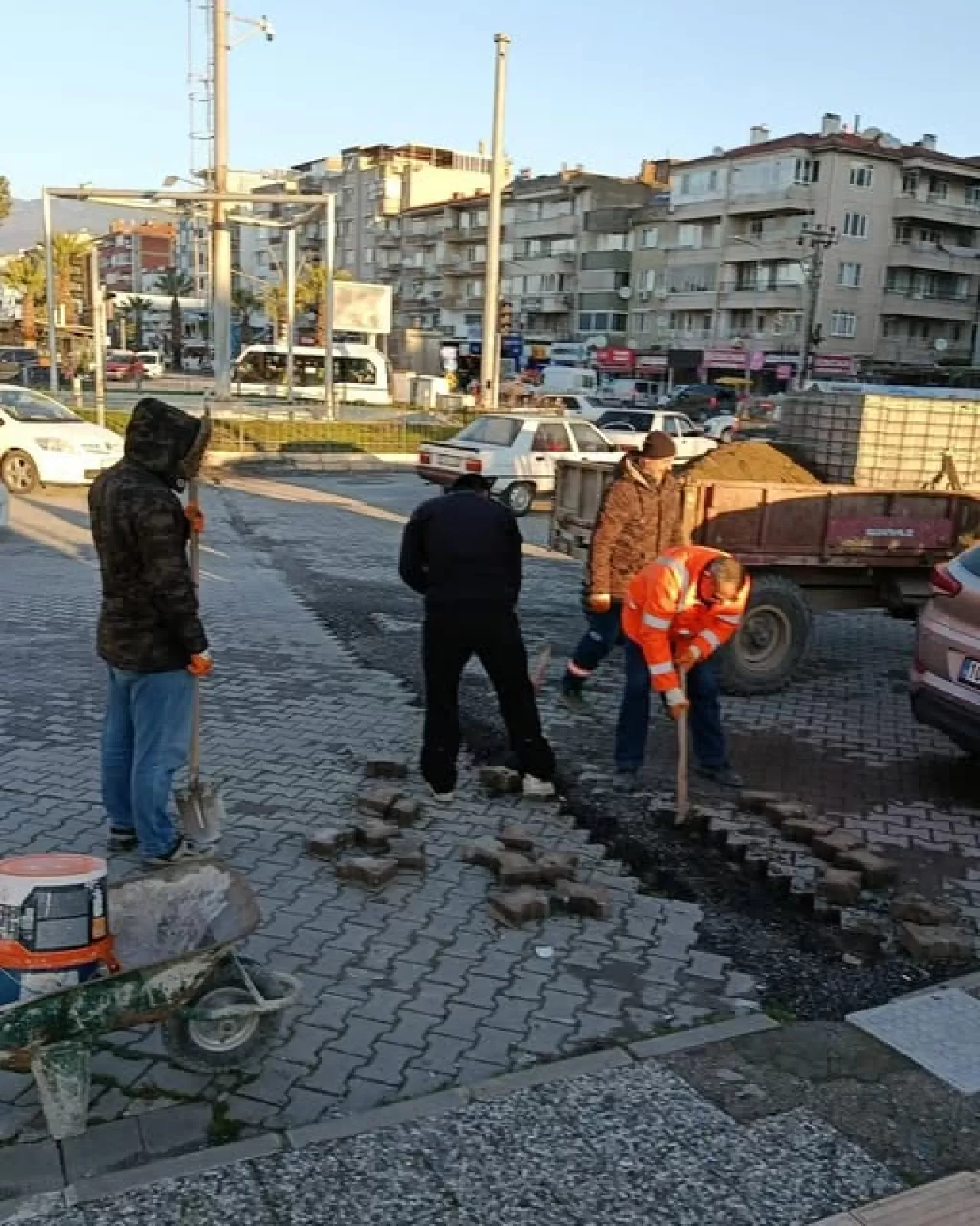 Edremit'te Altyapı Çalışmaları Sonrası Yol Tamiratları Sürüyor