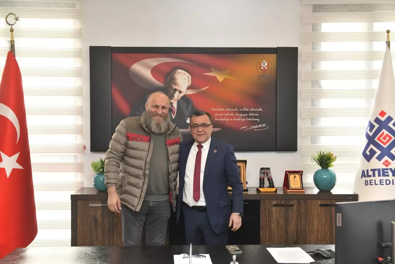 Oflu Hoca'lı Çetin Altay, Altıeylül Belediye Başkanı'nı Ziyaret Etti