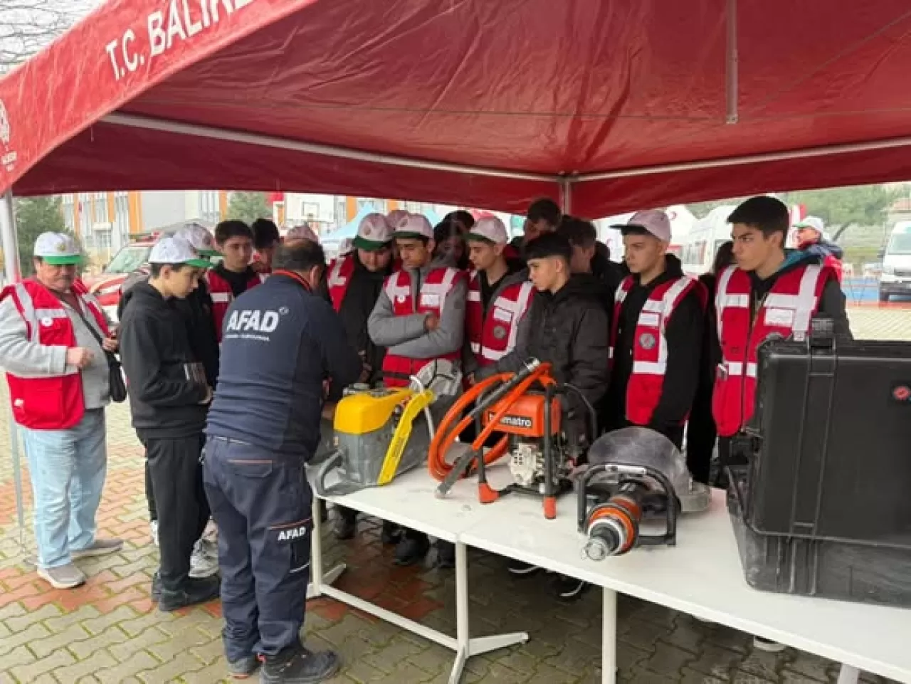Balıkesir'de AFAD, Gençlik ve MEB Ekiplerine Deprem Anma Etkinliği Kapsamında Eğitim Verdi