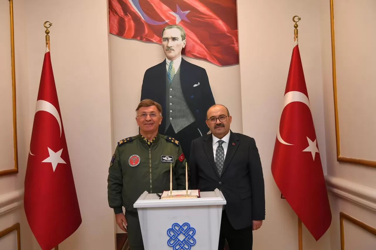 Balıkesir'de Askeri Ziyaret: Hava Kuvvetleri Komutanlığı'ndan Vali'ye Nezaket Ziyareti