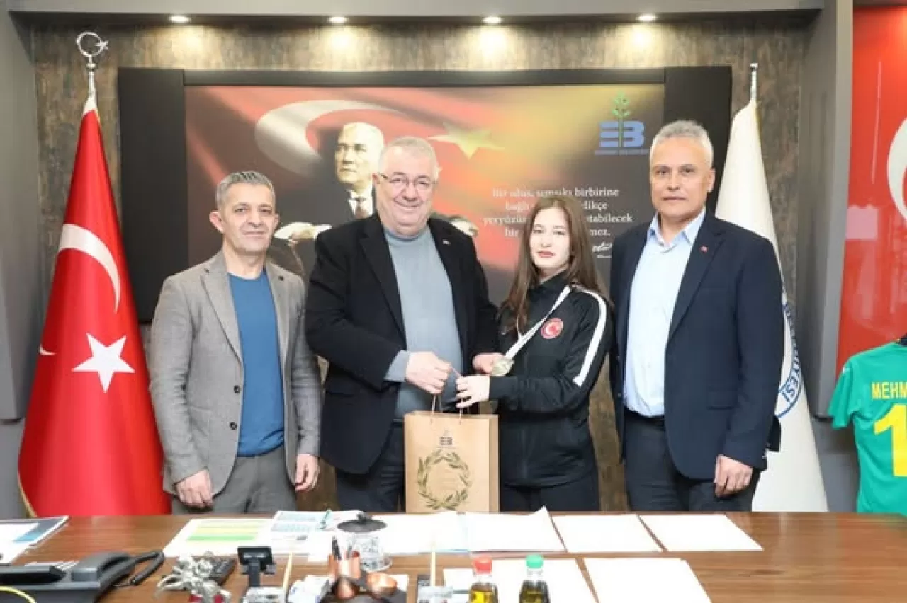 Edremit'in Taekwondo Yıldızı Ecrin Yanıt, Türkiye Şampiyonu Oldu