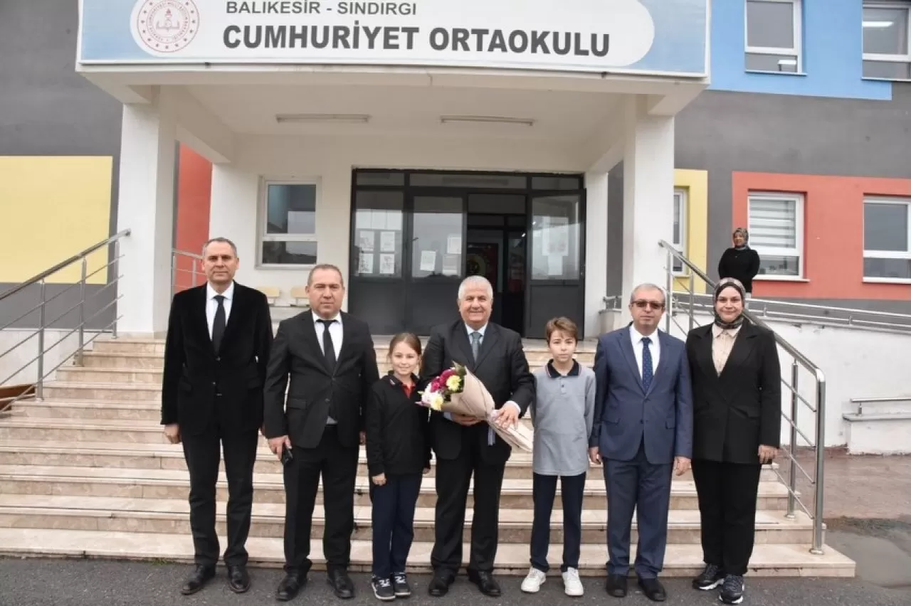 Balıkesir'de Eğitim Ziyareti: Sındırgı Cumhuriyet Ortaokulu'nda İncelemeler