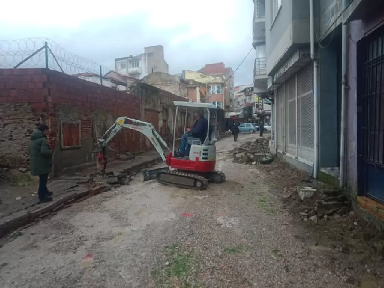 Edremit'te Altyapı Yenileniyor: Soğanyemez Mahallesi'nde Yol Çalışması