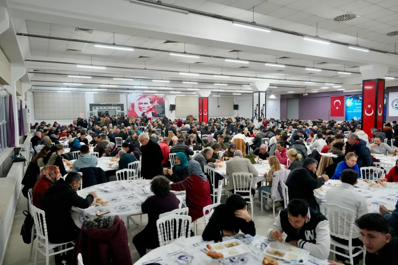 Burhaniye'de Ramazan Sofraları Hemşehrileri Bir Araya Getirdi